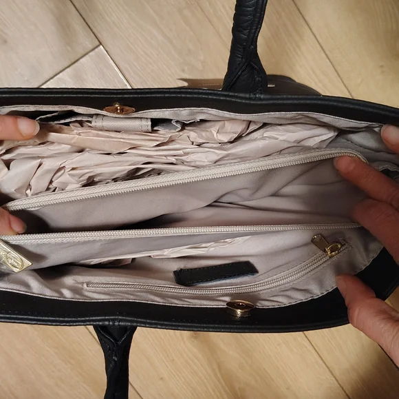 Vintage Coach Tan and Brown Crossbody Bag - Picture 2 of 8